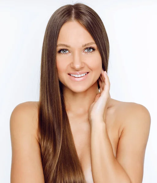 Retrato Mujer Sonriente Con Pelo Largo Aislado Sobre Fondo Blanco Imágenes de stock libres de derechos