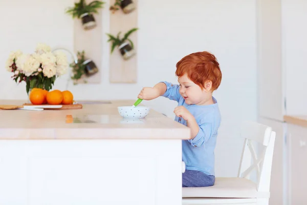 Bonito Feliz Criança Bebê Menino Sentado Mesa Tomando Café Manhã — Fotografia de Stock