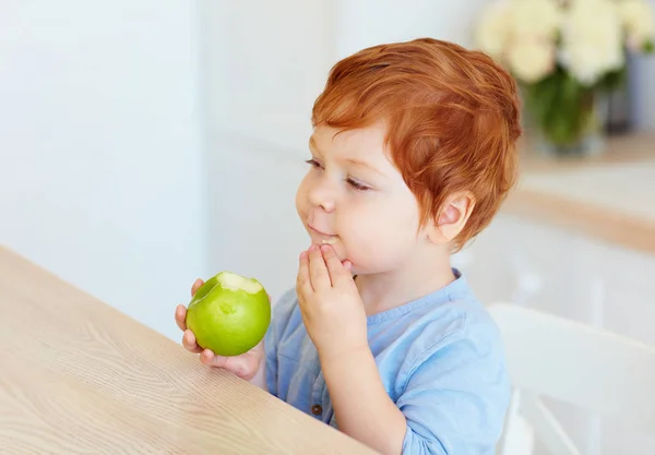 Bonito Ruiva Criança Bebê Mordendo Saboroso Maçã Verde — Fotografia de Stock