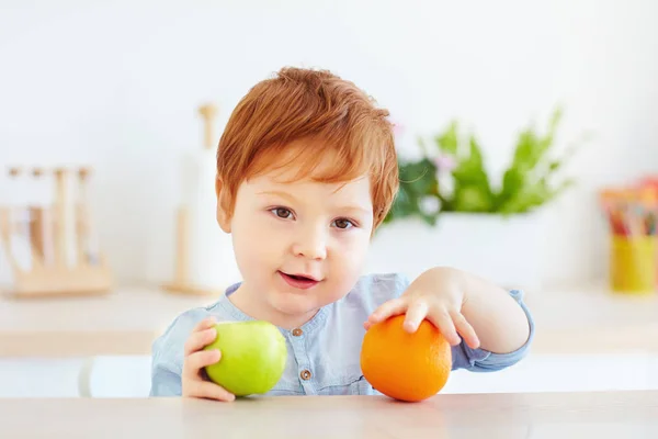 Bonito Ruiva Criança Bebê Segurando Fresco Maçã Laranja Frutas — Fotografia de Stock