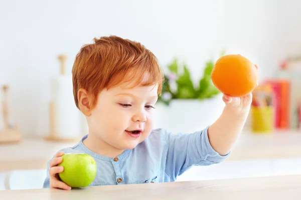 Bonito Ruiva Criança Bebê Segurando Fresco Maçã Laranja Frutas — Fotografia de Stock