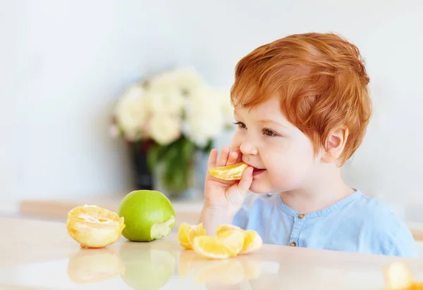 Carino Rossa Bambino Bambino Degustazione Arancione Fette Mele Cucina — Foto Stock