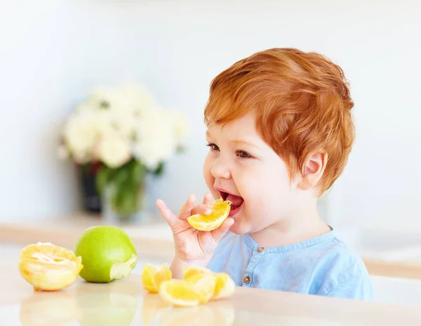 Carino Rossa Bambino Bambino Degustazione Arancione Fette Mele Cucina — Foto Stock