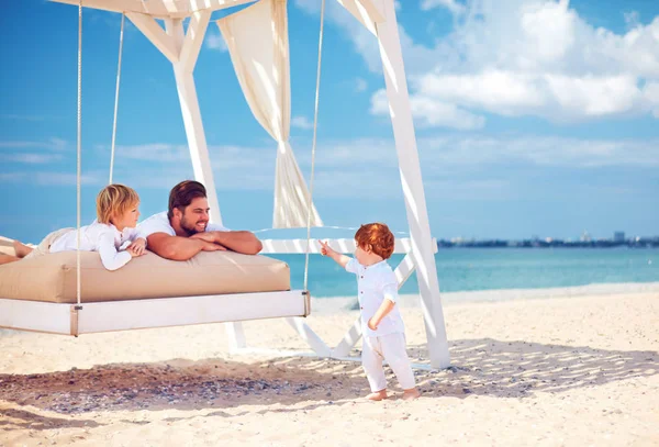 Familia Feliz Disfrutando Vacaciones Verano Playa Del Mar — Foto de Stock