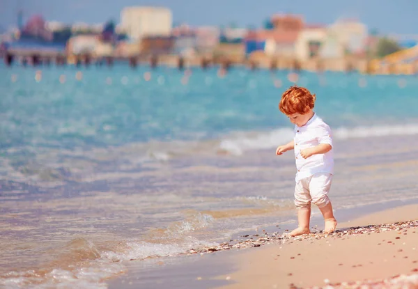 Χαριτωμένο Κοκκινομάλλα Μωρό Παιδί Περπάτημα Κατά Μήκος Της Παραλίας Του — Φωτογραφία Αρχείου