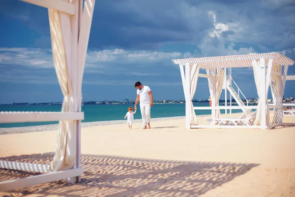Familia Feliz Caminando Playa Arena Vacaciones Verano —  Fotos de Stock