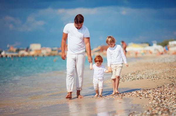 Feliz Familia Disfruta Vacaciones Verano Costa Azul Caminando Juntos Surf —  Fotos de Stock