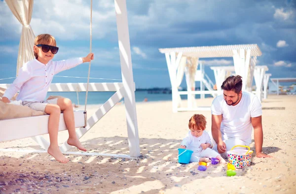 Ευτυχισμένη Οικογένεια Χαλαρώνοντας Παίζοντας Στην Παραλία Καλοκαιρινές Διακοπές — Φωτογραφία Αρχείου