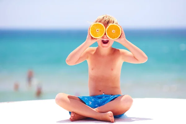 Blij Opgewonden Kind Jongen Plezier Het Strand Oranje Ogen Tonen — Stockfoto
