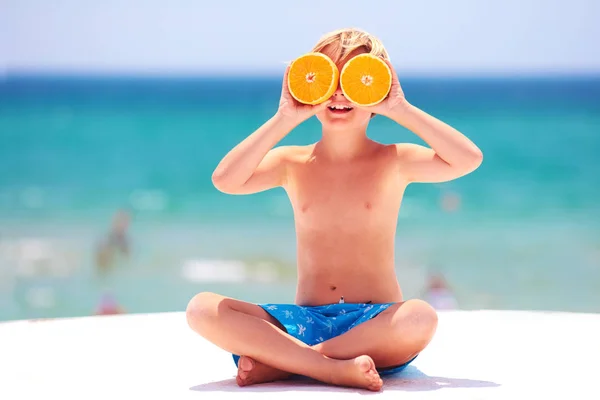 Blij Opgewonden Kind Jongen Plezier Het Strand Oranje Ogen Tonen — Stockfoto