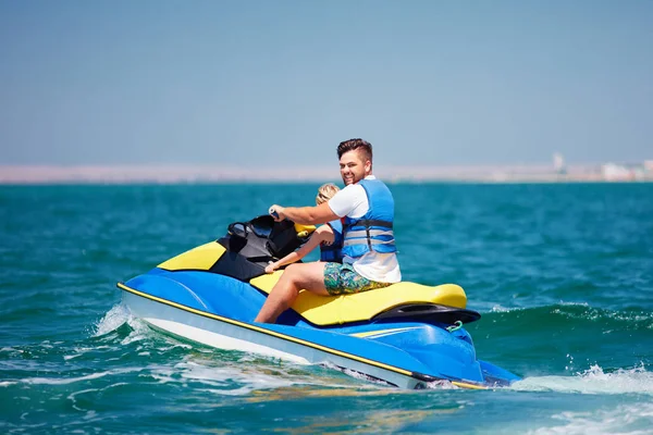 Lyckliga Glada Familj Far Och Son Att Kul Vattenskoter Sommarlovet — Stockfoto