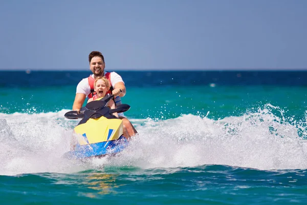 Mutlu Heyecanlı Bir Aile Baba Oğul Eğleniyor Jet Ski Yaz — Stok fotoğraf