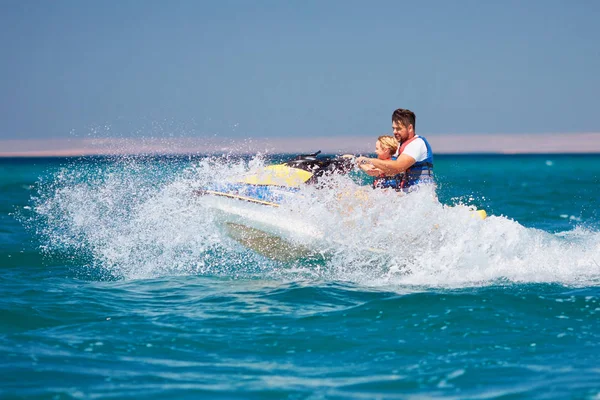 Szczęśliwi Podekscytowani Rodziny Ojciec Syn Zabawy Jet Ski Letnie Wakacje — Zdjęcie stockowe