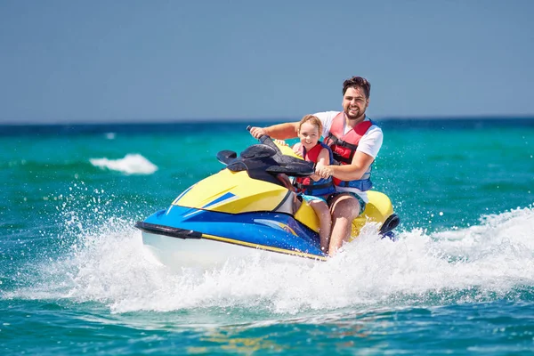 Feliz Familia Emocionada Padre Hijo Divierten Moto Acuática Las Vacaciones — Foto de Stock