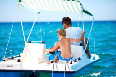 mutlu aile, baba ve oğul deniz macera deniz taşıtları Katamaran üzerinde yaz tatil keyfini çıkarın