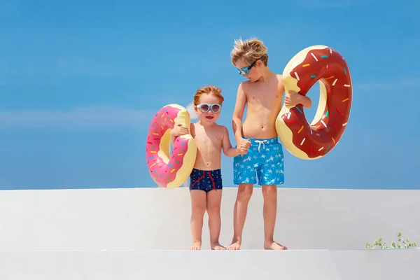 Gelukkige Jonge Geitjes Glazen Zwembroek Met Donut Rubber Ringen Klaar — Stockfoto