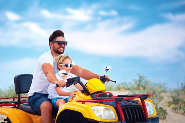 Familia Feliz Padre Hijo Montar Quad Atv Bicicleta Playa Arena —  Fotos de Stock