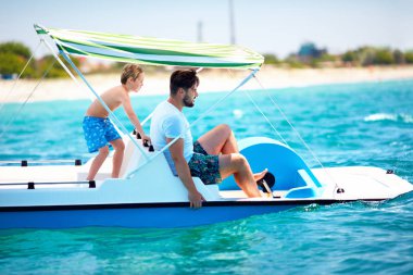 mutlu aile, baba ve oğul deniz macera deniz taşıtları Katamaran üzerinde yaz tatil keyfini çıkarın