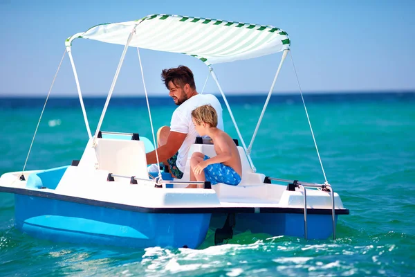 Famiglia Felice Padre Figlio Godere Avventura Mare Sul Catamarano Moto — Foto Stock