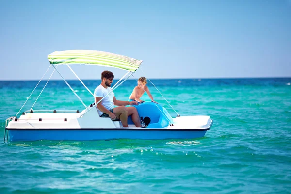 Família Feliz Pai Filho Desfrutar Aventura Mar Catamarã Embarcações Férias — Fotografia de Stock