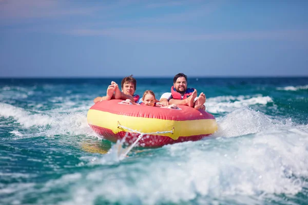 Amigos Emocionados Familia Divierten Montar Tubo Agua Durante Las Vacaciones — Foto de Stock