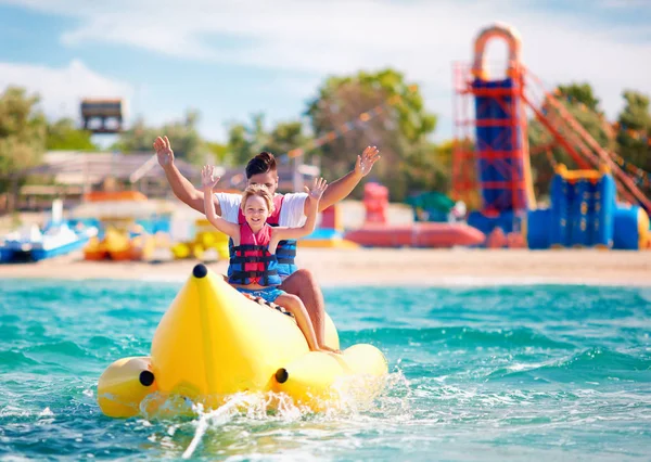 Gelukkig Gezin Blij Vader Zoon Hebben Plezier Paardrijden Bananenboot Tijdens — Stockfoto