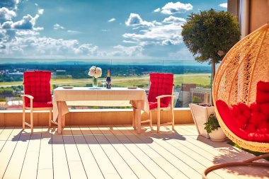 rahatlatıcı çatı üst veranda alanda bir şekilde döşenmiş sıcak yaz gününde
