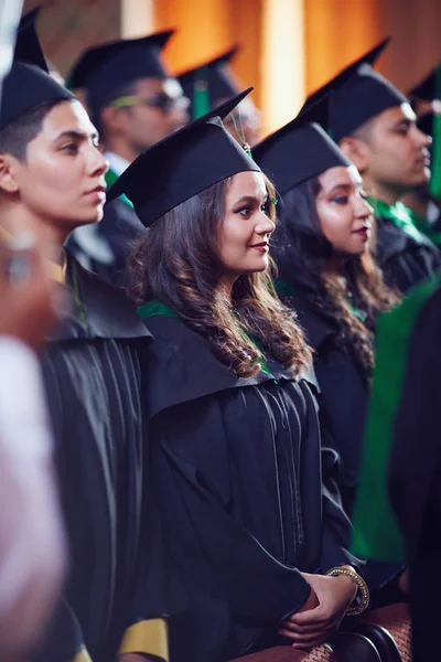 Groep Van Gelukkig Afgestudeerde Studenten Toga Graduation Ceremony — Stockfoto