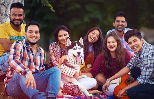 Retrato Amigos Felizes Que Refrigeram Junto Com Cão Estimação Parque — Fotografia de Stock
