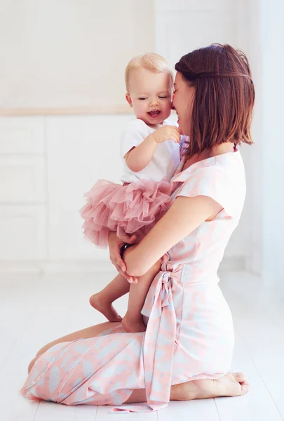 Mãe Feliz Abraçando Sua Menina Casa — Fotografia de Stock