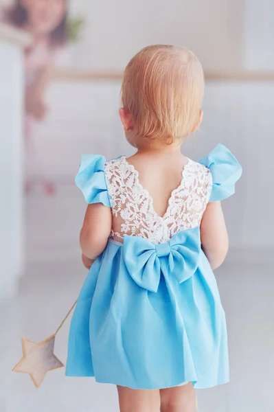 Vue Arrière Mignonne Petite Fille Dentelle Bleue Robe Soirée — Photo