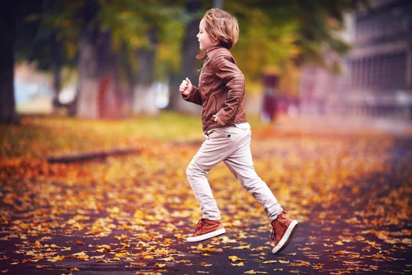 Sonriente Joven Niño Divirtiéndose Parque Otoño Ciudad Entre Hojas Caídas — Foto de Stock