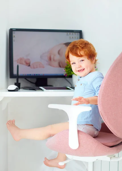 Feliz Pelirroja Niño Bebé Está Sentado Silla Oficina Lugar Trabajo — Foto de Stock