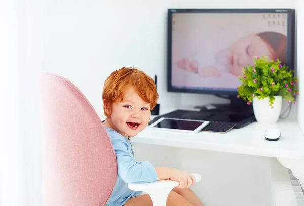 Glada Rödhårig Småbarn Pojke Sitter Kontorsstol Arbetar Plats — Stockfoto