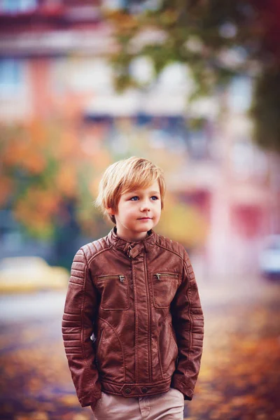 Retrato Niño Sonriente Niño Caminando Parque Ciudad Otoño Entre Hojas —  Fotos de Stock