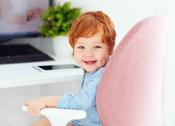 Retrato Niño Feliz Bebé Está Sentado Silla Lugar Trabajo —  Fotos de Stock