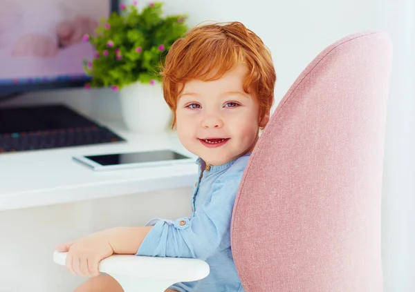 Retrato Niño Feliz Bebé Está Sentado Silla Lugar Trabajo —  Fotos de Stock