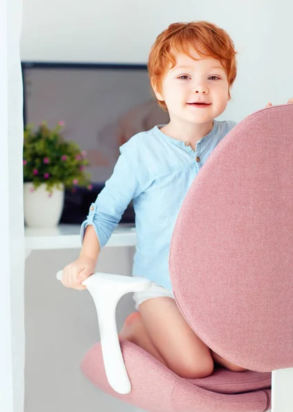 Ευτυχισμένος Κοκκινομάλλης Παιδί Μωρό Αγόρι Κάθεται Στην Καρέκλα Του Γραφείου — Φωτογραφία Αρχείου