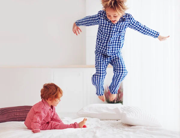 Desfocado Crianças Excitadas Irmãos Brincando Quarto Pulando Cama Pijama — Fotografia de Stock