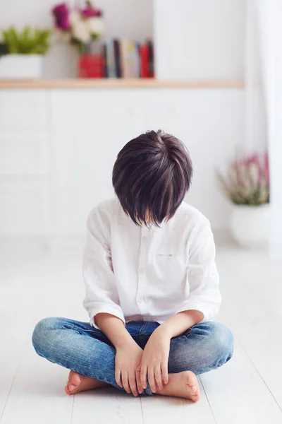 Młody Chłopiec Pochyla Głowę Boso Siedząc Podłodze Anime Znaków — Zdjęcie stockowe