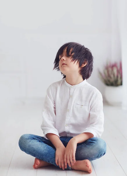 Genç Çocuk Anime Karakteri Çıplak Ayakla Katta Oturan Portresi — Stok fotoğraf