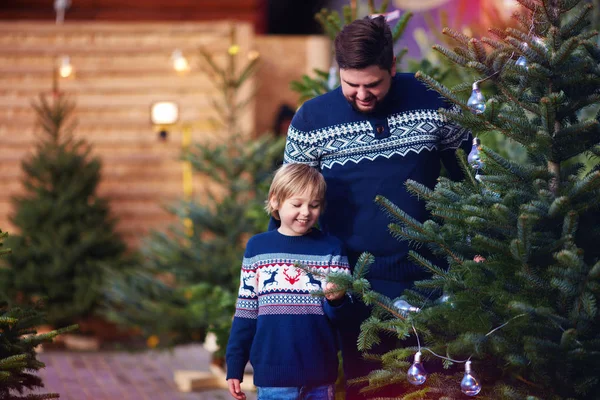 Gelukkig Gezin Vader Zoon Een Kerstboom Kopen Voor Wintervakantie Seizoensgebonden — Stockfoto