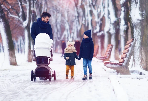 Família Feliz Pai Com Crianças Andando Rua Inverno — Fotografia de Stock