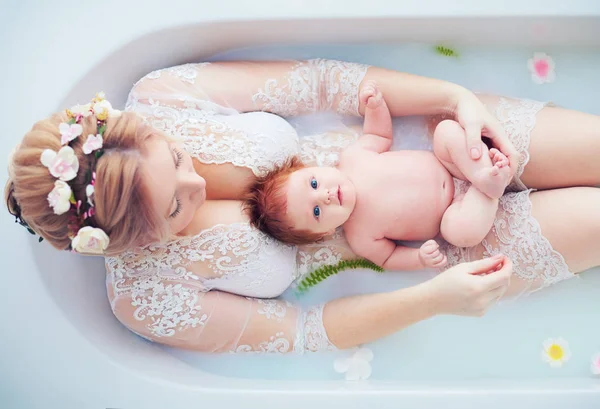 Young Happy Mother Newborn Baby Girl Daughter Floral Milk Bath — Stockfoto