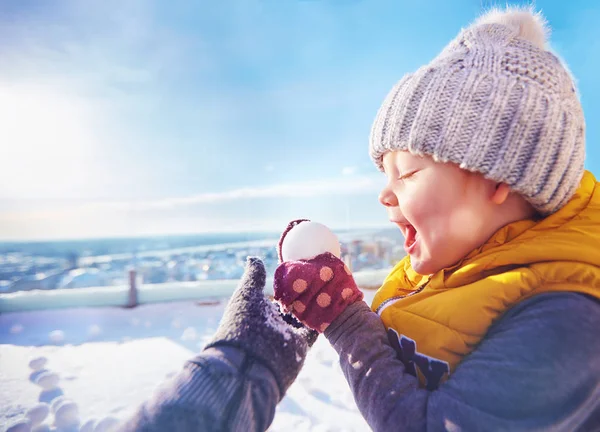 Criança Feliz Bebê Menino Jogando Bolas Neve Com Família Dia — Fotografia de Stock