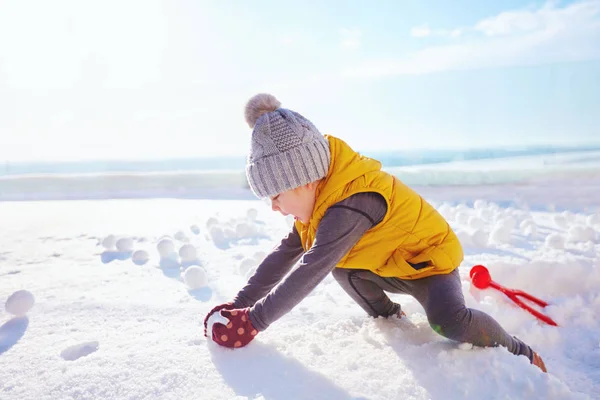 Niño Feliz Jugando Bolas Nieve Soleado Día Invierno —  Fotos de Stock