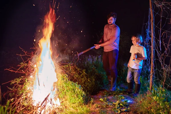 Familie Brennt Reisig Brand Saisonale Reinigung Der Landschaft Dörflicher Lebensstil — Stockfoto