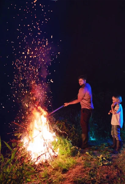 Famille Brûlant Des Broussailles Sur Feu Nettoyage Saisonnier Campagne Style — Photo