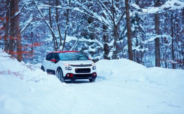 Ukrayna - 10 Ocak 2019: Citroen C3 araba kış orman karlı yolda ilerliyor