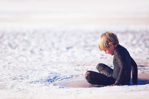 Νεαρό Αγόρι Εφαρμογή Φυσικό Ορυκτό Λάσπη Στο Σώμα Αλυκή — Φωτογραφία Αρχείου